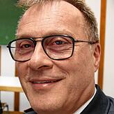 „Bei einem Schadensereignis ein Knopfdruck und die Maschinerie Feuerwehr läuft.“ Stefan Kienzler, Kommandant der Feuerwehr ...