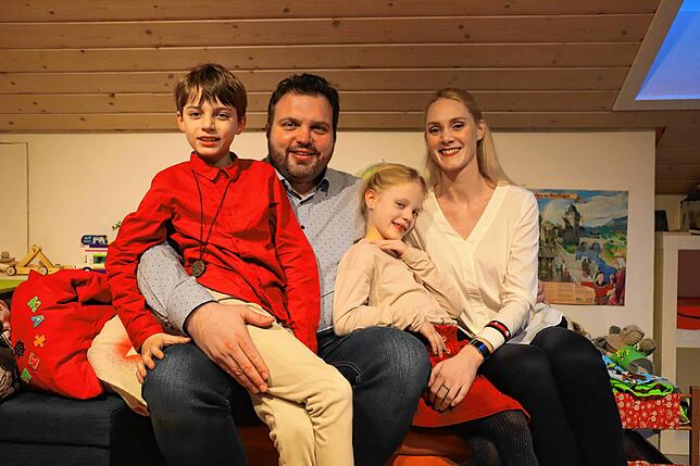 Familienbild im Kinderzimmer: Familie Berners erhielt mit IQ-Tests die Klarheit, dass Maxim (acht Jahre) und Julia (sechs Jahre) ...