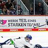 Zach Senyshyn (rechts) glänzt derzeit mit starken Leistungen bei den Schwenninger Wild Wings. Bild: Müller