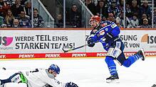 Zach Senyshyn (rechts) glänzt derzeit mit starken Leistungen bei den Schwenninger Wild Wings. Bild: Müller