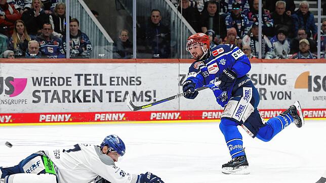 Zach Senyshyn (rechts) glänzt derzeit mit starken Leistungen bei den Schwenninger Wild Wings. Bild: Müller