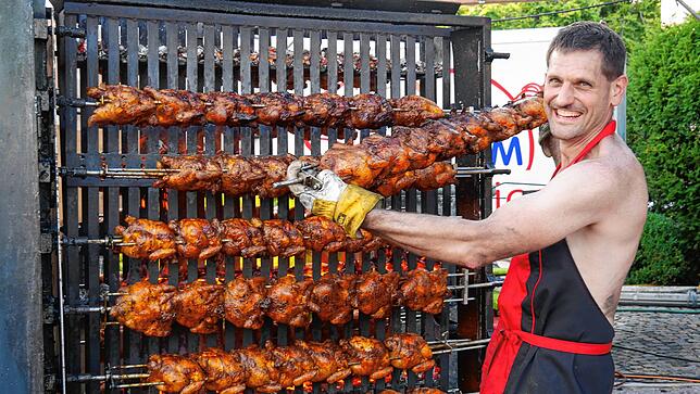 Bild 3: Strahlendes Altweiberwetter beim Albbrucker Dorffest: Tolle Stimmung und buntes Programm