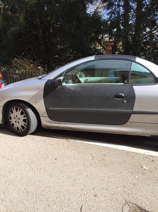 Im Zusammenhang mit den Straftaten könnte ein silberfarbener Peugeot 206 Cabrio stehen. Beide Türen und das Dach des Fahrzeugs sind ...