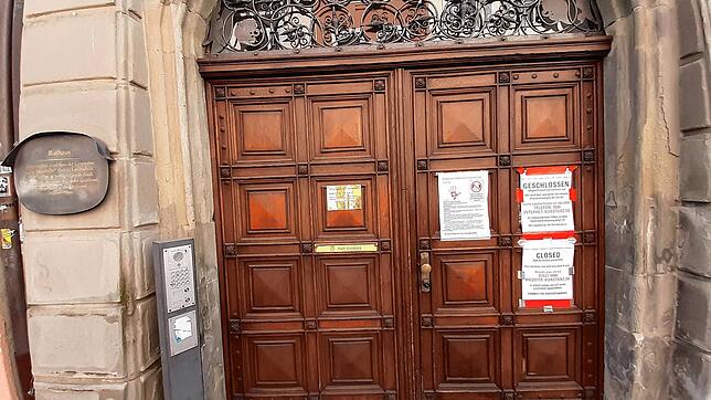 Das Konstanzer Rathaus bleibt bis auf Weiteres für die Öffentlichkeit geschlossen &ndash; und auch die Stadträte wechseln für ihre erste ...