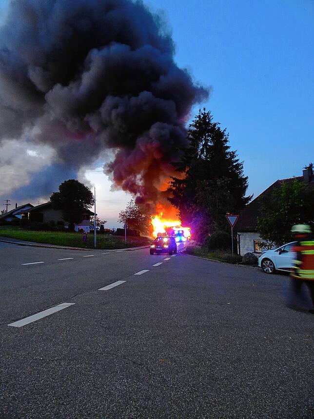 Als es dämmerte, stand die Ökonomie noch im Vollbrand, die Rauchsäule stieg hoch in den Himmel und zog nach Osten.