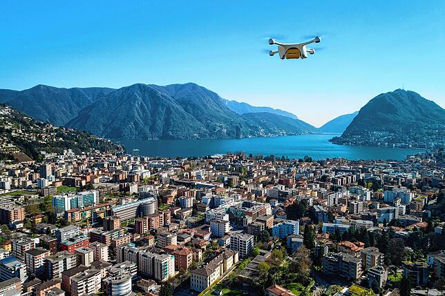 Eine Drohne der Schweizer Post transportiert dringende Laborproben in Lugano im Tessin zwischen zwei Kliniken. Gegenüber dem Transport ...