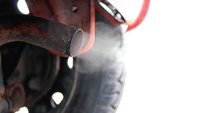 Ein Auto emittiert auch im Leerlauf Abgase und verbraucht Sprit: Deshalb ist das Warmlaufenlassen im Winter verboten &ndash; selbst wenn ...
