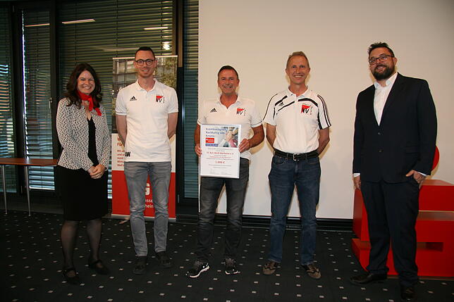 7. Platz: 1000 Euro gibt es für den FC Rot-Weiß Weilheim. Von links: Silvia Knöpfle, Direktorin Privatkunden, Andreas Welter, die ...