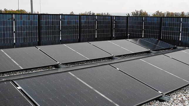 Auf dem Dach der Firma rm Solar: hier wird Solarstrom fürs Unternehmen und die Privatwohnung der Familie Müller produziert.