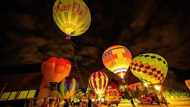 Ein kleiner Vorgeschmack auf das Wochenende: Hier steigen Modellballons am Donnerstag beim Dorfhaus in Überauchen auf.