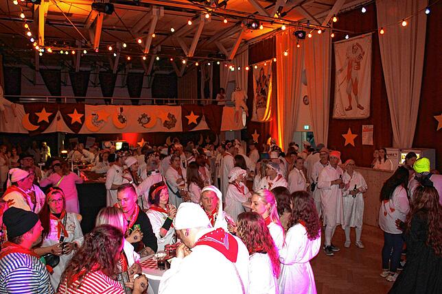 Bild 6: Weiße Narren ziehen durch Stockach: Die schönsten Bilder vom Hemedglonkerumzug und der Verbrennung
