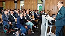 Oberbürgermeister Bernd Häusler bergrüßt zahlreiche Experten in der Bildungsakademie zum Thema „Wasserstoff als Treiber für regionale ...