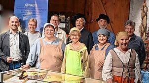Das Bild zeigt die Verantwortlichen und das Organisationsteam der Ausstellung „Gewagt! 500 Jahre Täuferbewegung“ zusammen mit einigen ...