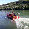 Das Schlauchboot der Feuerwehr Bad Säckingen fährt aus, um an der Holzbrücke einen 16-jährigen Schwimmer zu retten.