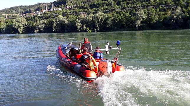 Das Schlauchboot der Feuerwehr Bad Säckingen fährt aus, um an der Holzbrücke einen 16-jährigen Schwimmer zu retten.