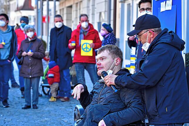Der gebürtige Ukrainer Yeremieiev Andrii richtet emotionale Worte an die Anwesenden, die von Victor Büttner (ganz rechts stehend ) ...