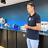 Neue Kraft: Der Leiter der ZF-E-Mobilität, Otmar Scharrer, präsentiert Module des neuen kompakten E-Antriebs für Pkw. ...