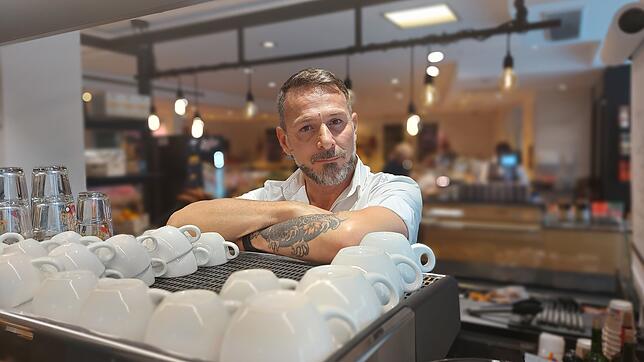Tutto a posto! Luigi Gravina in der kleinen italienischen Bar im Bistro von Otto Müller in der Rosgartenstraße. Alles ist gut!