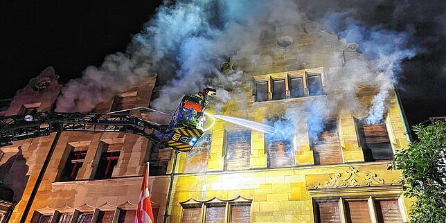 Die Feuerwehr versuchte alles, um das Feuer in der Zollernstraße zu löschen, doch immer wieder glimmten Glutnester auf. Der Einsatz ...