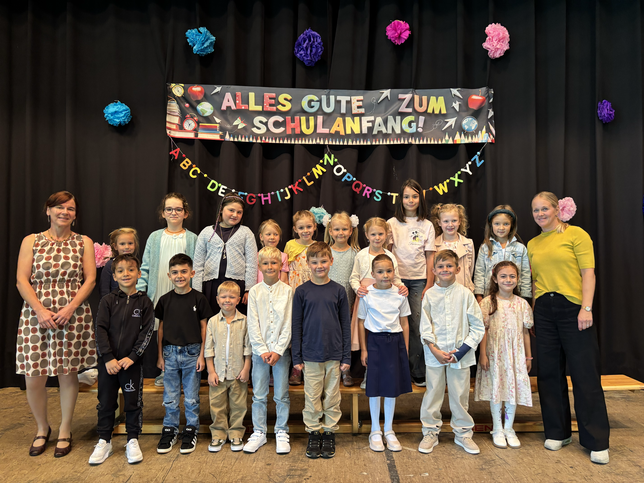 Die Klasse 1d in Ailingen-Berg mit den Lehrerinnen Gabriele Schmidt und Leoni Wieser.