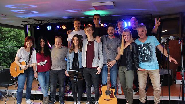 Partybands: Popcorn mit Bandleader Stefan Ruppaner (hinten rechts), die ASW-Schulband und die Formation The Roaring Tomtits sorgten bei ...