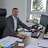 Bürgermeister Sebastian Stiegeler an seinem Schreibtisch im neuen Rathaus. Bild: Sebastian Barthmes