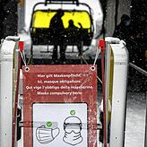 In St. Moritz (Kanton Graubünden) weisen Schilder an den Sessellifts auf die Maskenpflicht hin.