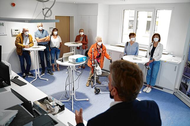 Rainer Jordan erklärt den Besuchern das Gebäude und wie es entstanden ist.