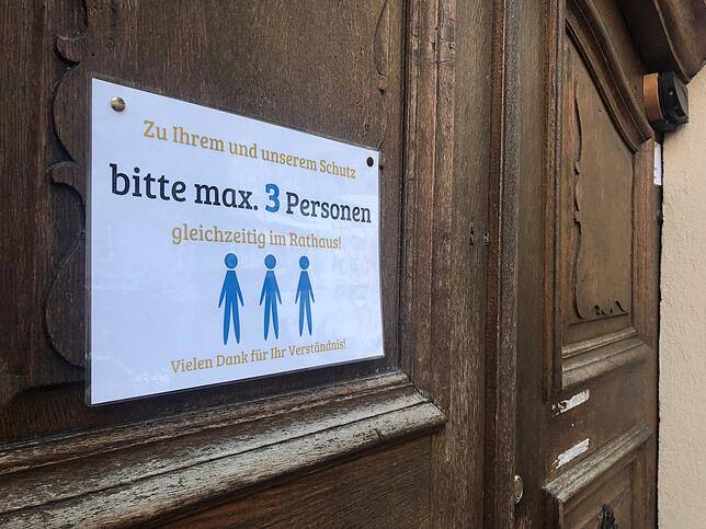 Maximal drei Personen dürfen sich laut einem Schild im Waldshuter Rathaus aufhalten. Maximal drei Personen dürfen sich laut einem Schild im Waldshuter Rathaus aufhalten.