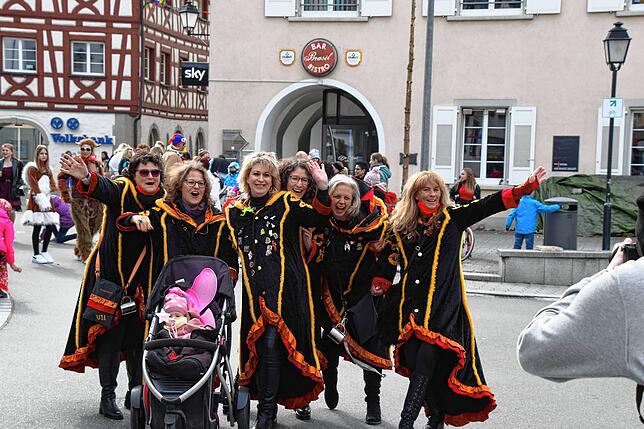 Bild 9: Bilder vom Narrenbaum-Umzug in Stockach mit Schaulustigen