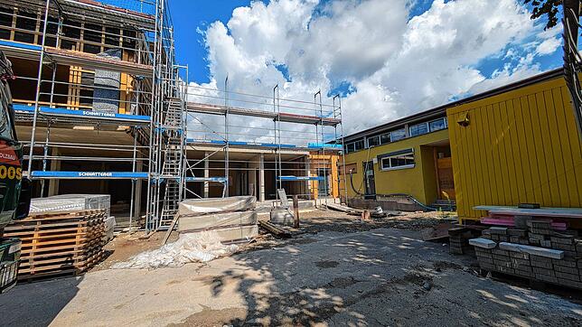 Kindergarten und Gemeindezentrum haben wieder einen Verbindungsbau.