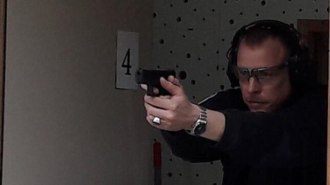 Konzentration am Schießstand: Sven  Wassenberg (46) ist Meister für Schutz und Sicherheit, leitet eine Sicherheitsschule in Wehr und ist ...