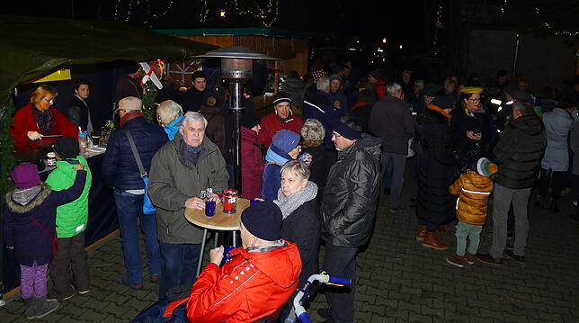 Besucher schätzen die gemütliche Atmosphäre auf dem heimeligen Nikolausmarkt in Wittenhofen.