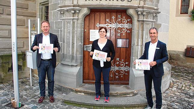 Sie freuen sich, dass die Sportlerehrung am Samstag trotz Corona stattfinden kann: (von links) Oberbürgermeister Jan Zeitler, Adelheid ...