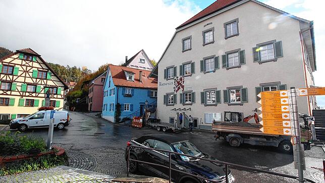 Der Rathausplatz soll inklusive der Rathausstraße saniert werden. Mit der Fertigstellung wird zu Fronleichnam kommenden Jahres gerechnet.