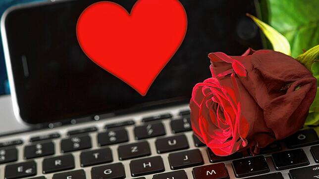 Beim &bdquo;Love Scamming&ldquo; wird von Unbekannten in sozialen Netzwerken das große Glück versprochen. Verlangt wird dafür aber erst ...