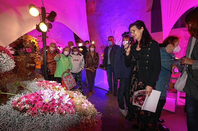 Dienstag, 18:20 Uhr: Die leitende Floristin Gabriele Haufe führt die Besucher der Vernissage durch die Blumenschau.