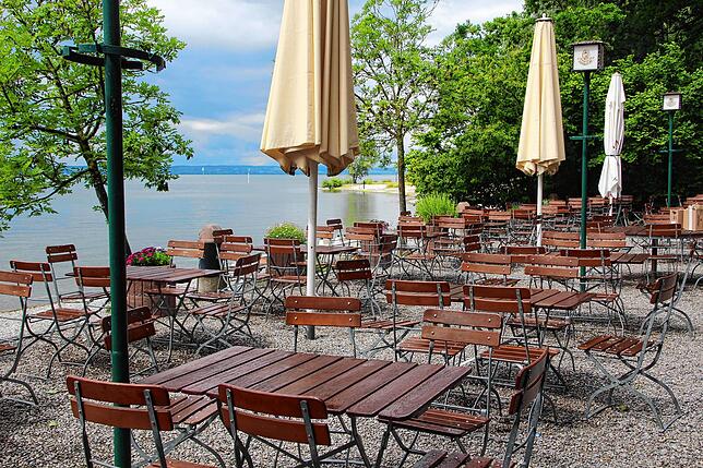 Der Biergarten liegt direkt am Bodensee. Hier kann man sich an warmen Sommertagen zwischen Kaffee und Schorle im Wasser abkühlen.