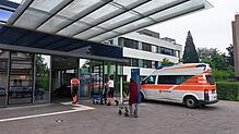 Der Eingang zur Klinik in Konstanz: Dieser Standort bleibt erhalten, doch wo genau im Landkreis der Standort der neuen Klinik sein wird, ...