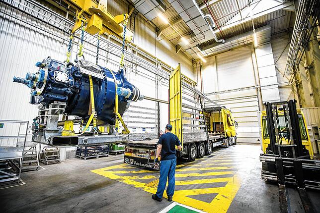 Im belgischen Lommel wird ein ZF-Windkraftgetriebe auf einen Lkw verladen. Ein Viertel der in Windrädern installierten Getriebe weltweit ...