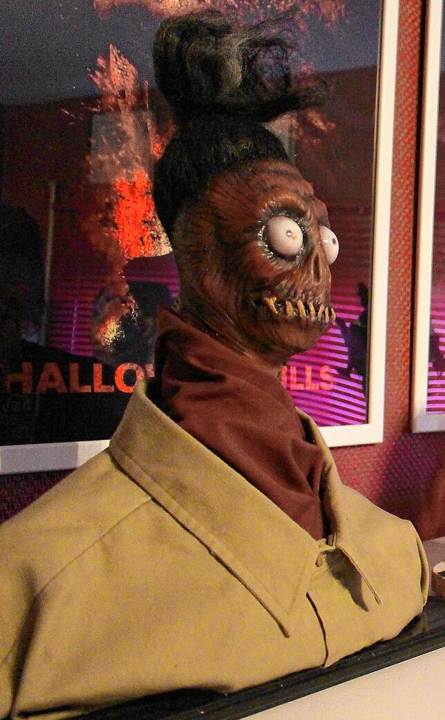 Diese Schrumpfkopf-Büste stammt aus dem Film „Beetlejuice“. Die Figur sitzt dort im Wartezimmer des Jenseits und wartet auf ...