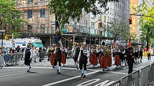 Da sind Kondition und Konzentration gefragt: Zweieinhalb Stunden marschiert der Musikverein Ahausen bei der Steubenparade über die Fifth ...
