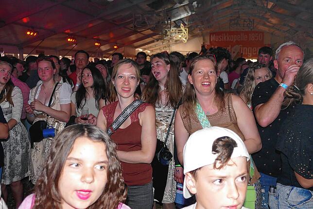 Bild 17: 3000 Gäste in Trance – Auftritte der Brotäne Herdepfl und Stubete Gäng bringen Festzelt zum Beben