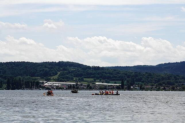 Bild 32: Radolfzell: Rein ins Boot und gleich ins Wasser: Das Großkanadierrennen 2025 in Bildern