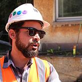 Bauleiter Marius Abele erklärt, was auf der Großbaustelle noch alles gemacht werden muss.