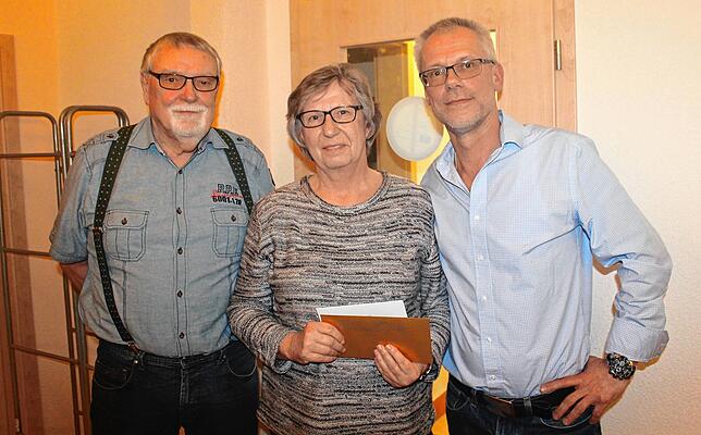 Dirk und Lisa Kanter werden vom Vorsitzenden Wolfgang Teubert (rechts) in allen Ehren verabschiedet.