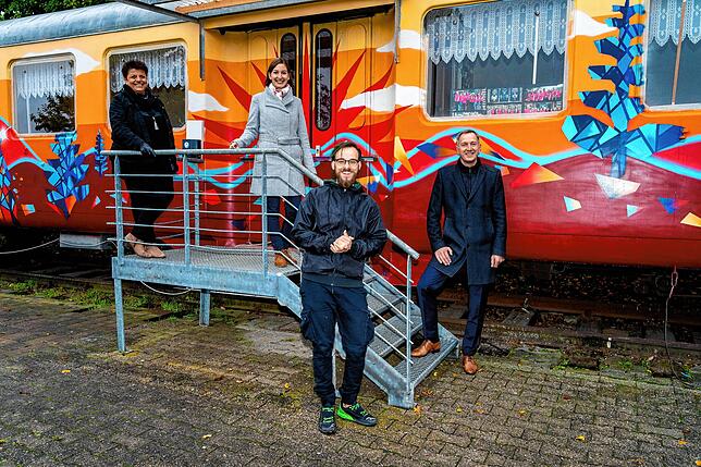 Sie freuen sich über das neue Farbkleid des Eisenbahnwagons beim Brigachtaler Festplatz, (vlnr.) Wirtin Mirella Fanelli, Christine ...