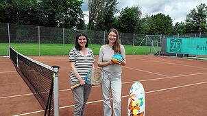 Inklusive Woche auf dem Tennisplatz: Alexandra Wernet (links), Jugendleiterin der Abteilung Tennis des SV Oberteuringen, und Annika ...