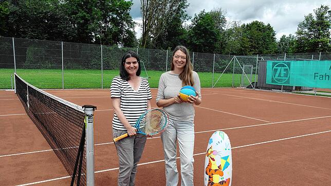 Inklusive Woche auf dem Tennisplatz: Alexandra Wernet (links), Jugendleiterin der Abteilung Tennis des SV Oberteuringen, und Annika ...