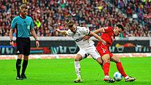 Bruderduell: Johannes Eggestein vom FC St. Pauli (links) beharkt Maximilian Eggestein vom SC Freiburg. Danach gab‘s Freistoß für Freiburg.